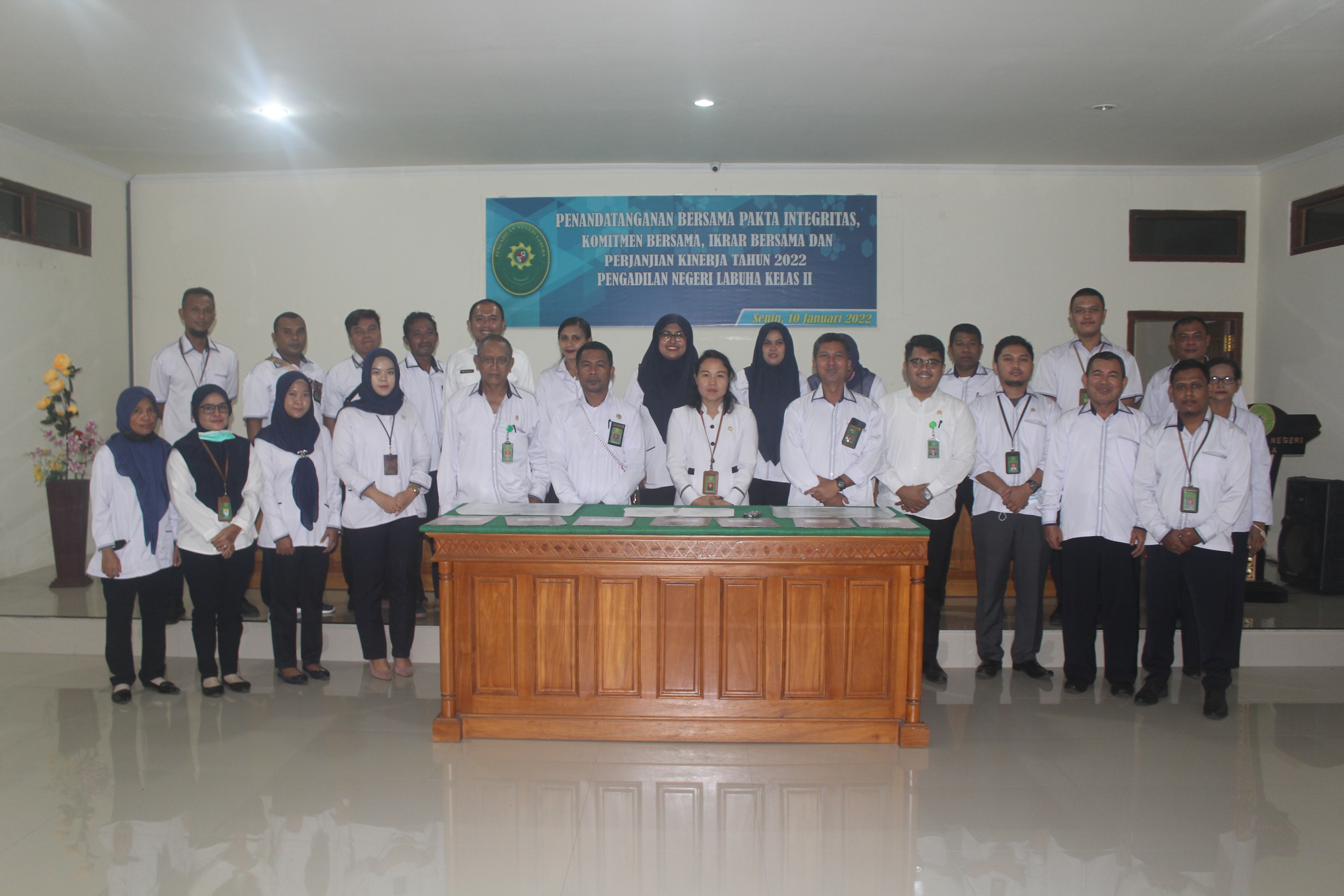 Penandatanganan Bersama Pakta Integritas, Komitmen Bersama, Ikrar Bersama dan Perjanjian Kinerja Tahun 2022 Pada Pengadilan Negeri Labuha