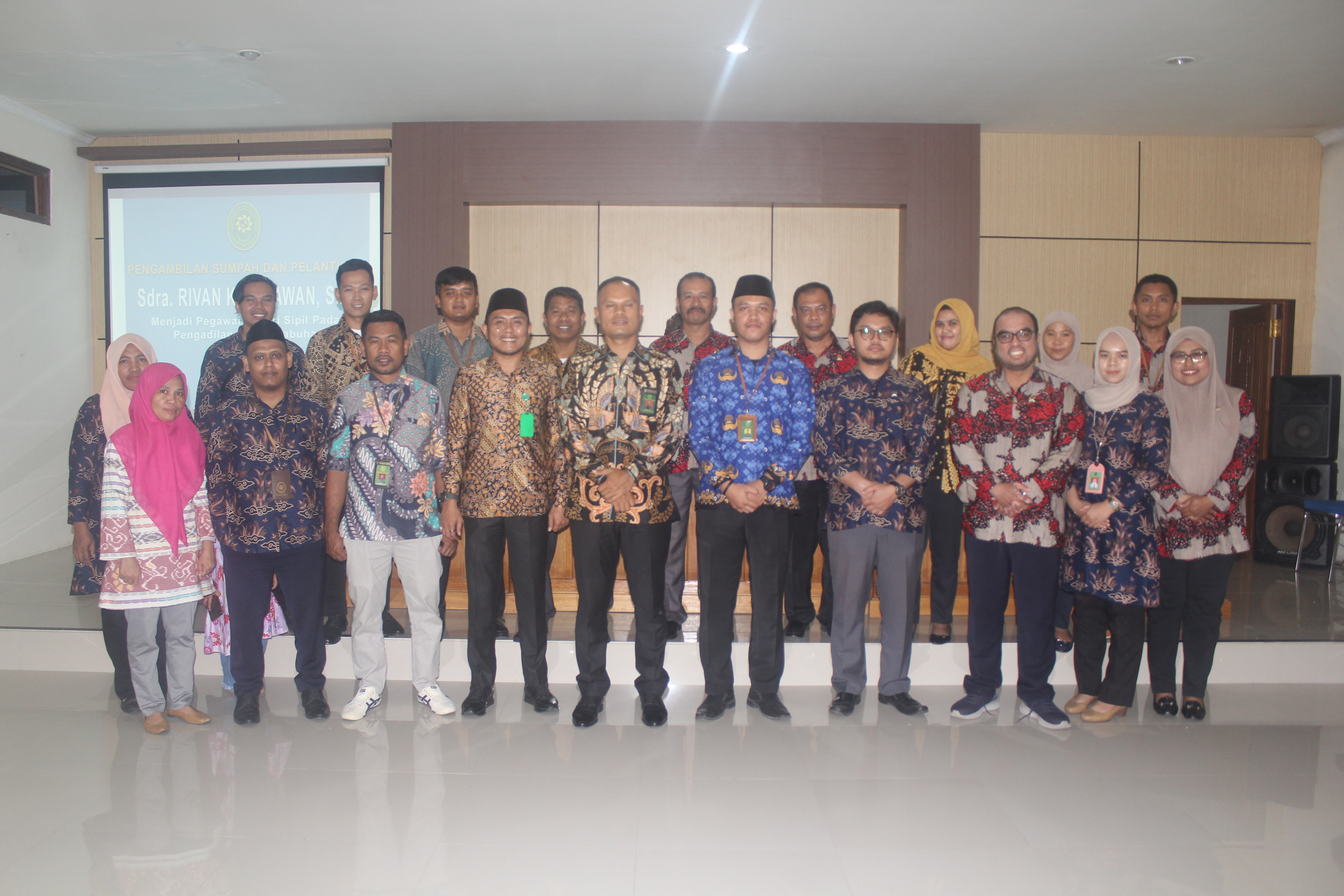 Pengambilan Sumpah dan Pelantikan Sdra. Rivan Kurniawan, S.H Menjadi Pegawai Negeri Sipil Pada Pengadilan Negeri Labuha