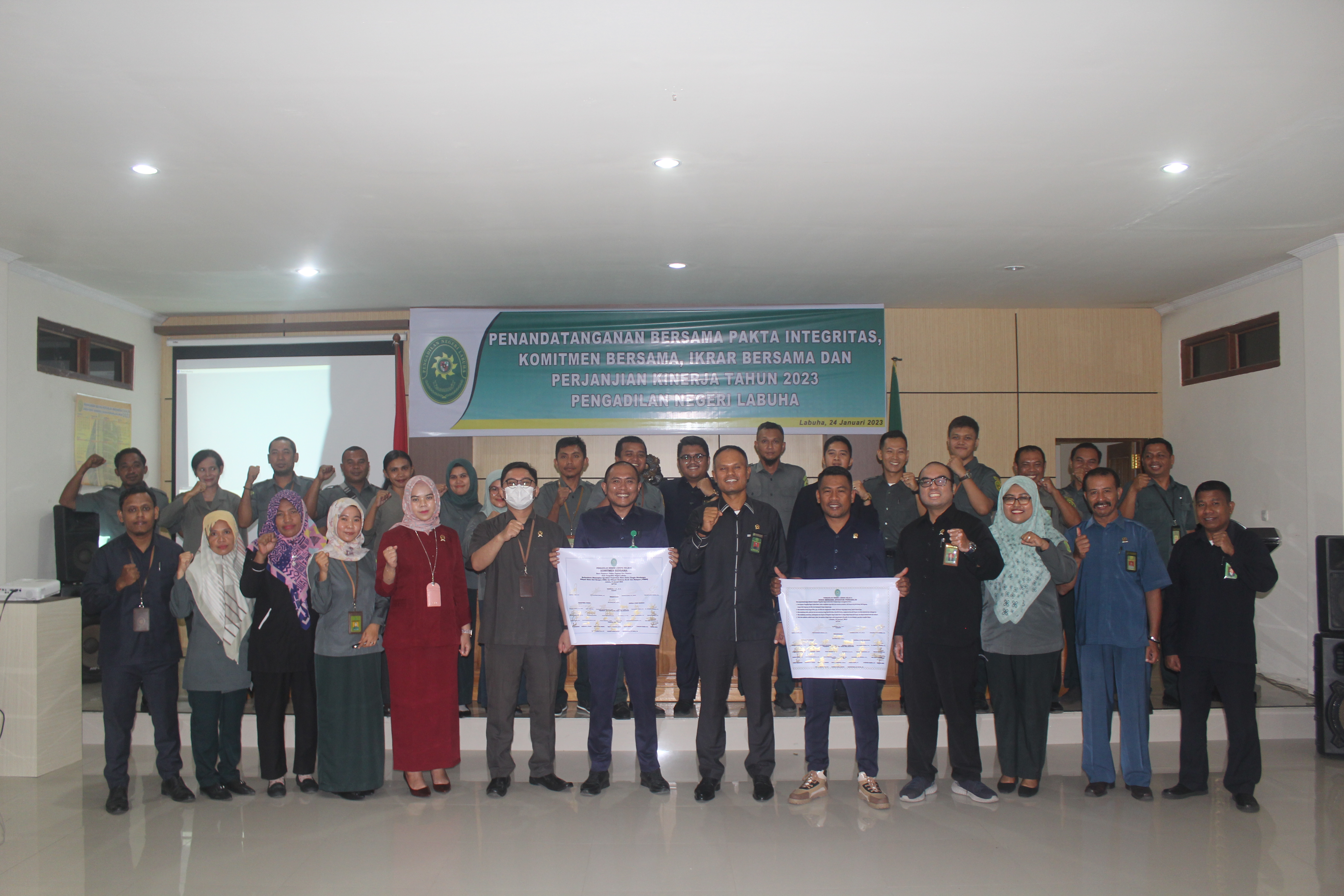 Penandatanganan Bersama Pakta Integritas, Komitmen Bersama, Ikrar Bersama dan Perjanjian Kinerja Tahun 2023 Pengadilan Negeri Labuha