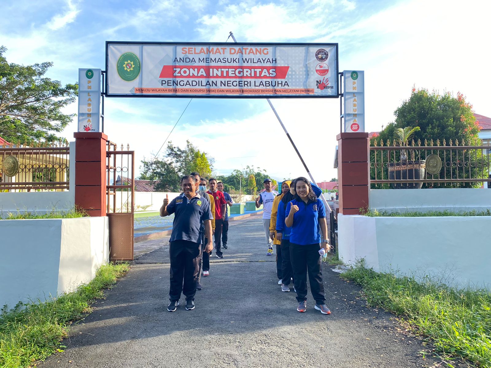 Pengadilan Negeri Labuha Melakukan Jalan Sehat 