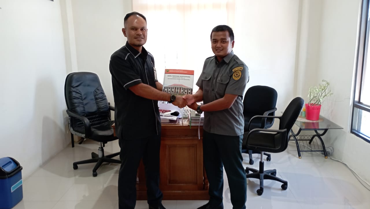 CPNS Pengadilan Negeri Labuha Membuat Inovasi Berupa Buku Panduan Berperkara Dengan Huruf Brailler