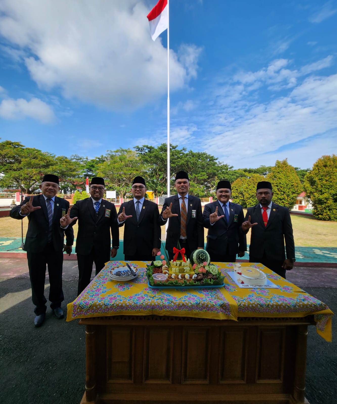 Upacara Benderah Memperingati HUT Mahkamah Agung ke-78 Di Pengadadilan Negeri Labuha