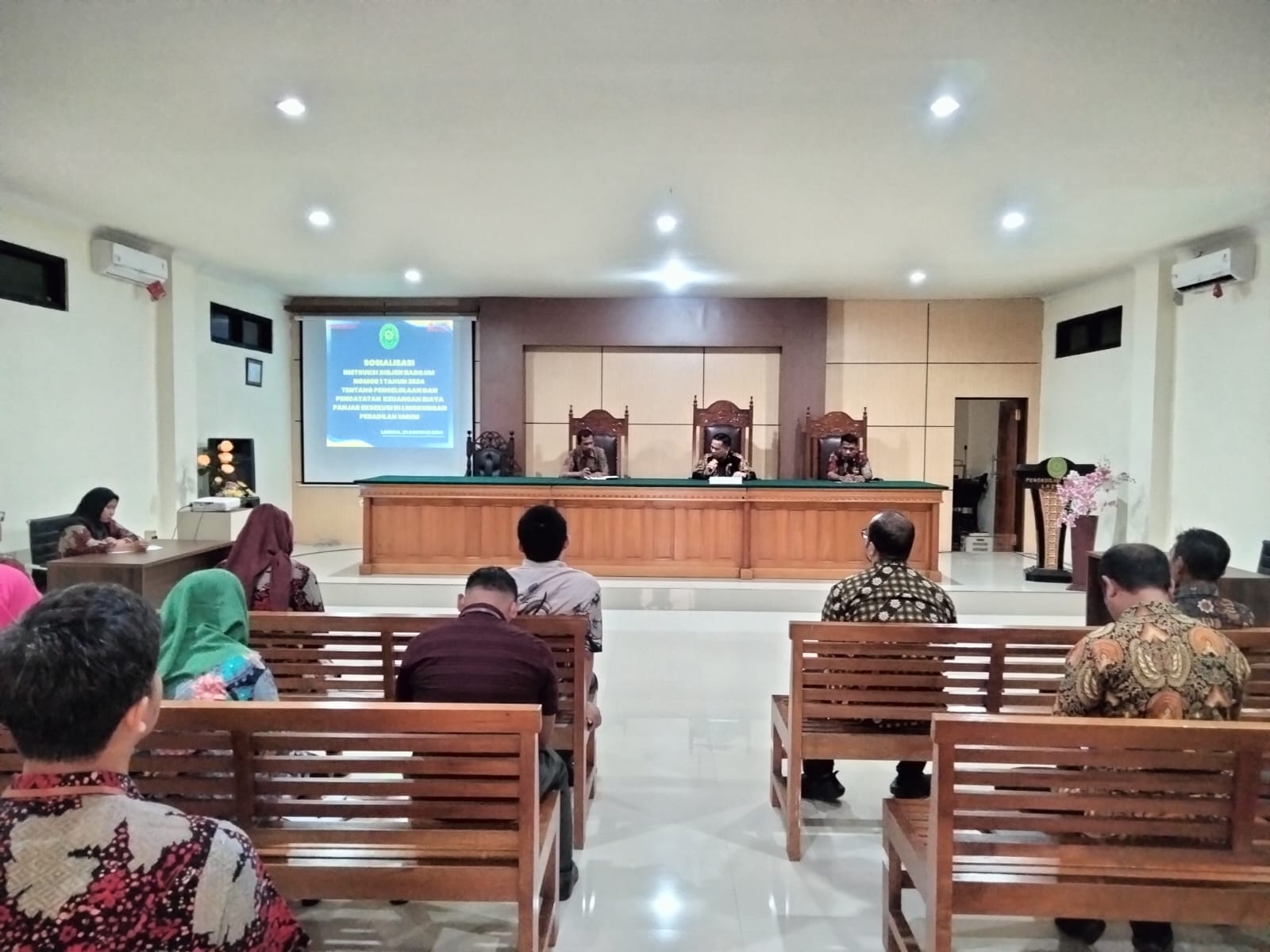 Pengadilan Negeri Labuha melakukan Sosialisasi Instruksi Dirjen Badilum Nomor 1 Tahun 2024 tentang Pengelolaan dan Pencatatan Keuangan Biaya Panjar Eksekusi diLingkungan Peradilan Umum