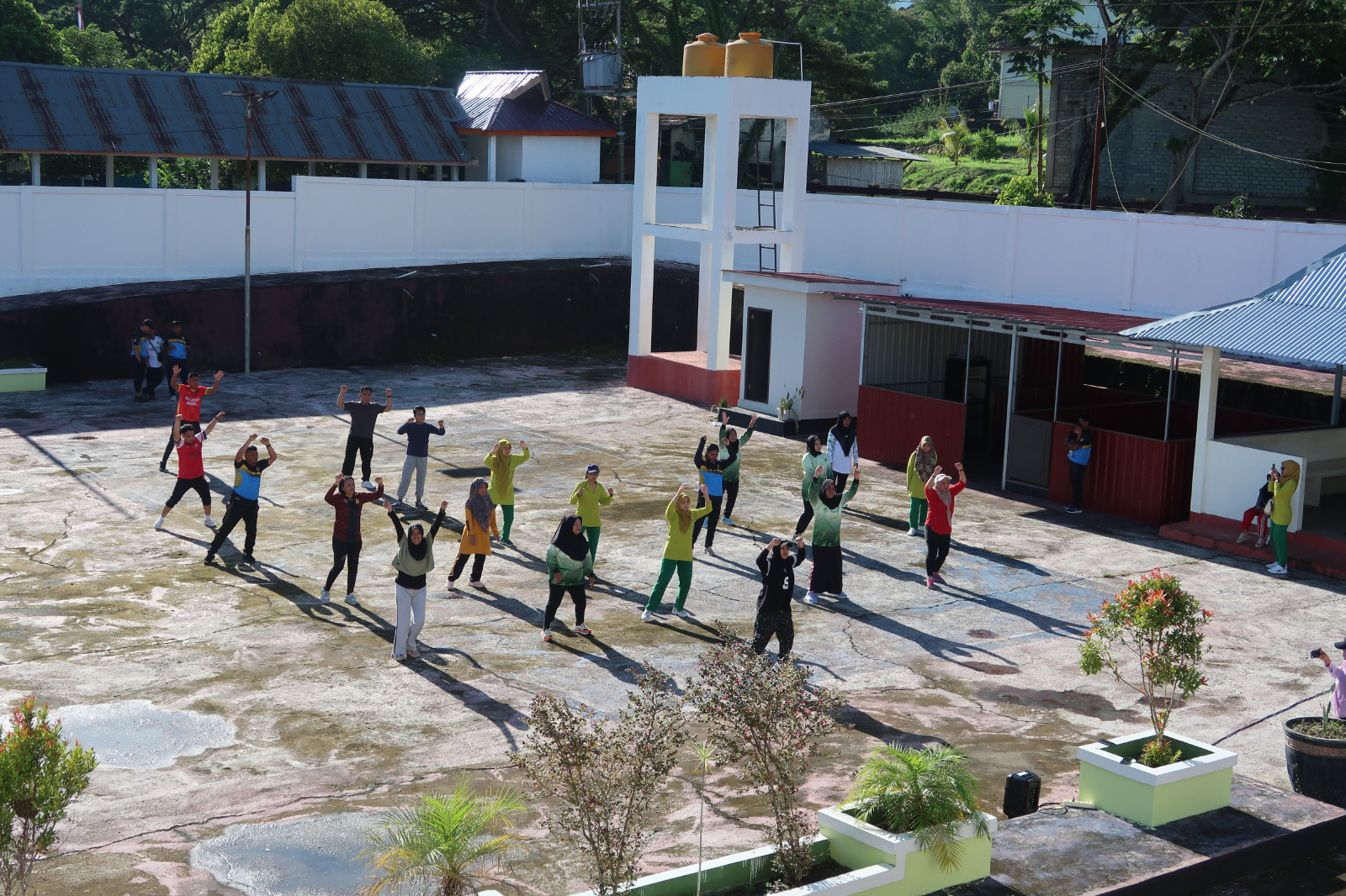 Senam Bersama Tingkatkan Semangat dan Kekompakan Dharmayukti Karini Cabang Labuha dan Pegawai Pengadilan Negeri Labuha di Halaman Kantor