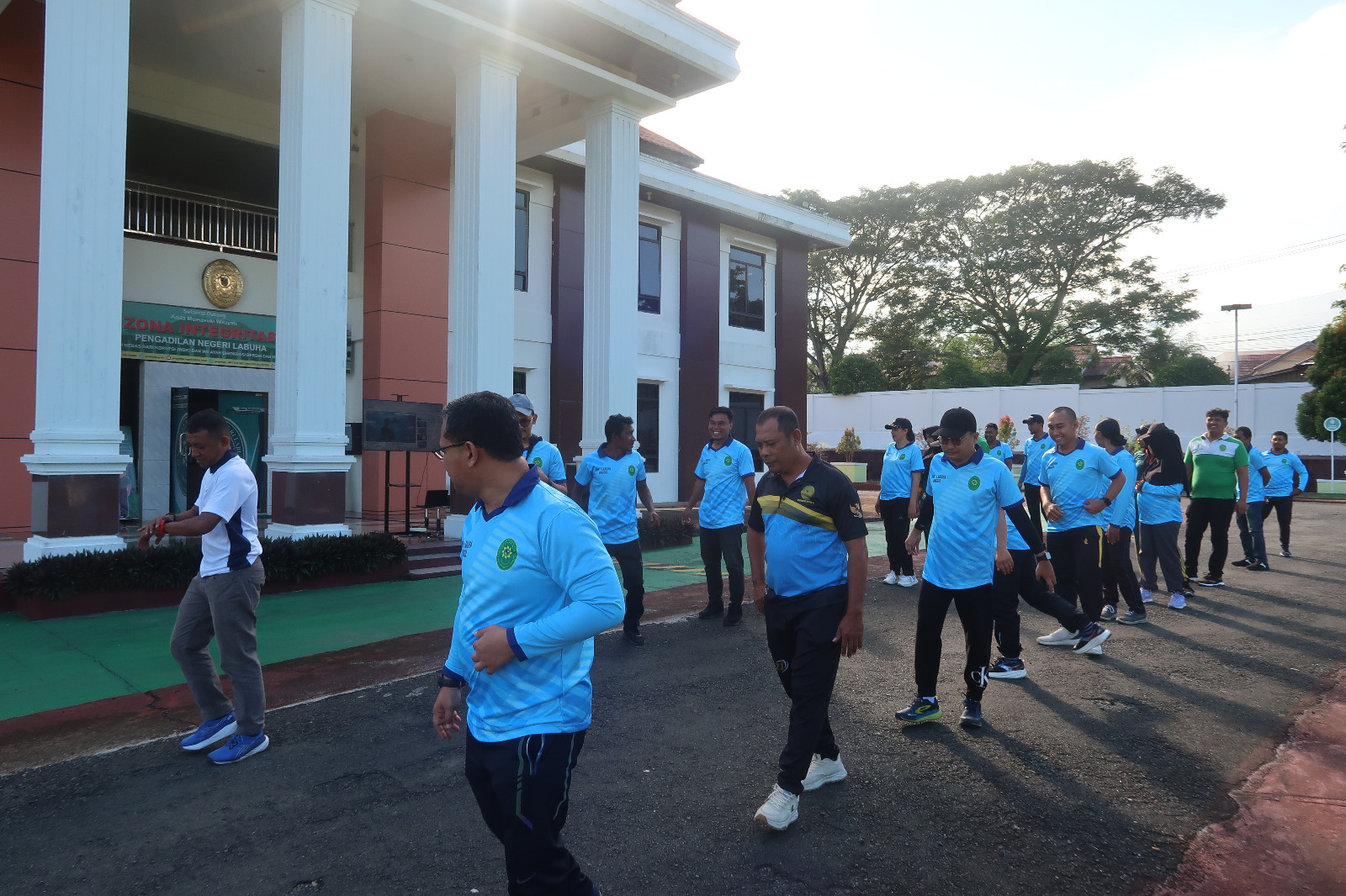 Pengadilan Negeri Labuha Gelar Jalan Sehat dan Senam Aerobik Bersama