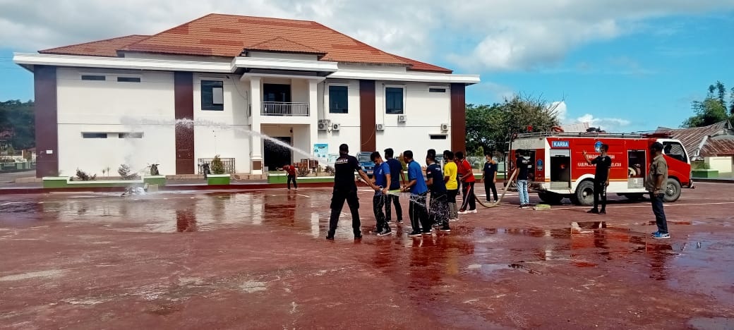 Pengadilan Negeri Labuha Kelas II Bekerja Sama Dengan Pemadam Kebakaran Halmahera Selatan Melakukan Simulasi Kebakaran Pengadilan Negeri Labuha Kelas II Bekerja Sama Dengan Pemadam Kebakaran Halmahera Selatan Melakukan Simulasi Kebakaran