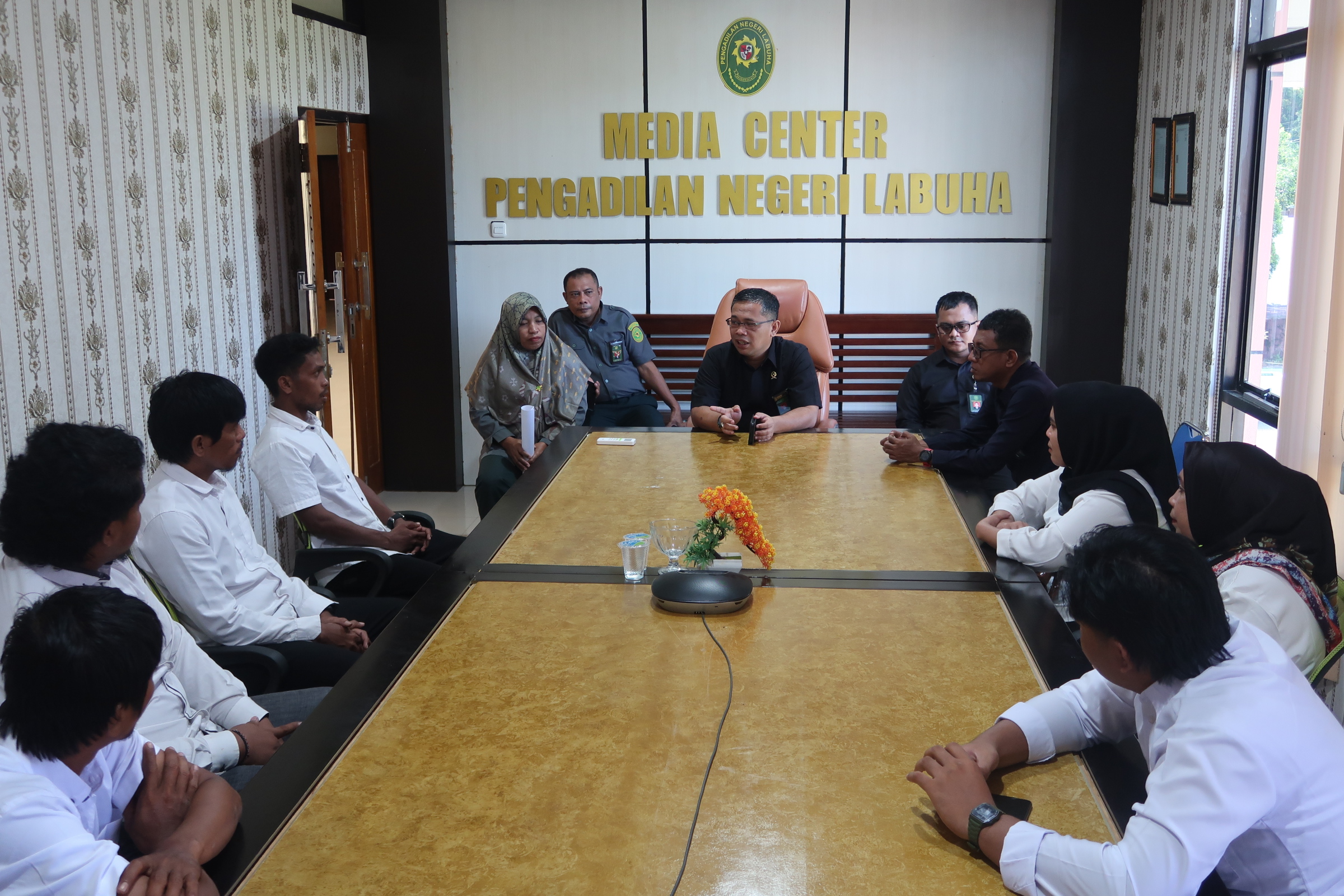 Ketua Pengadilan Negeri Labuha Berikan Arahan Pola Kerja dan Pembagian Tugas kepada Petugas Outsourcing