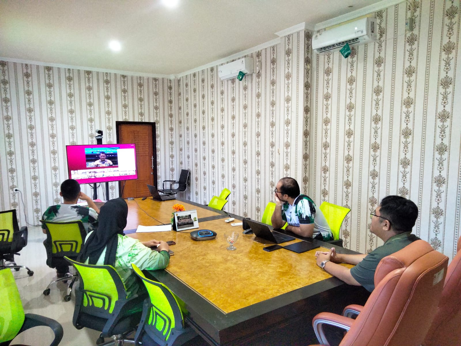 Pengadilan Negeri Labuha Mengikuti Pertemuan Rutin dan Sarasehan Interaktif Badan Peradilan Umum (Perisai Badilum) Episode Ke-7 secara Virtual